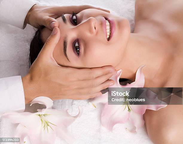Photo libre de droit de Massage banque d'images et plus d'images libres de droit de Adulte - Adulte, Beauté, Belle femme