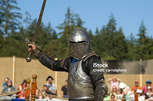 Medieval Caballero En Tournament Foto de stock y más banco de imágenes de Caballero - Caballero, Espada, Levantar