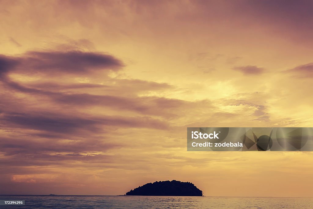 Маленький тропический остров на закате - Стоковые фото Азия роялти-фри