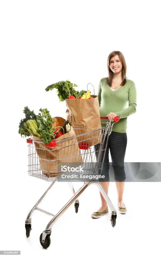 Femme en poussant le panier d'achat de denrées alimentaires contenant - Photo de Acheter libre de droits