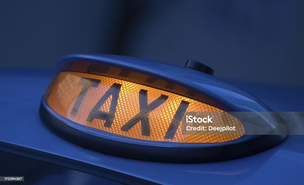 Знак такси в лондонское такси, Великобритания - Стоковые фото Горизонтальный роялти-фри