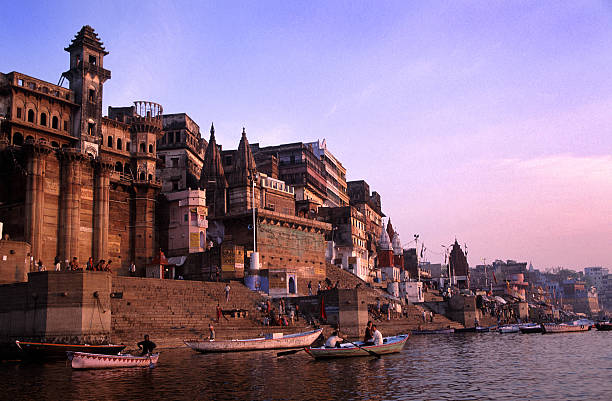 morgen am ganges, varanasi, indien - morning river ganges river varanasi stock-fotos und bilder