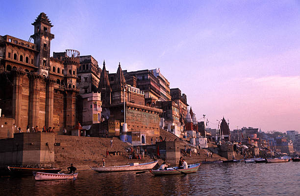 朝には、ガンジス川ヴァラナシ,インド - morning river ganges river varanasi ストックフォトと画像