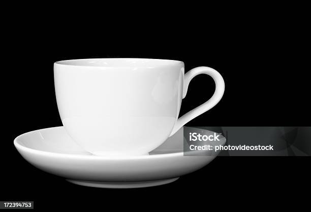 Bianco Tazza Di Caffè Isolato Su Nero - Fotografie stock e altre immagini di Bibita - Bibita, Caffeina, Cappuccino