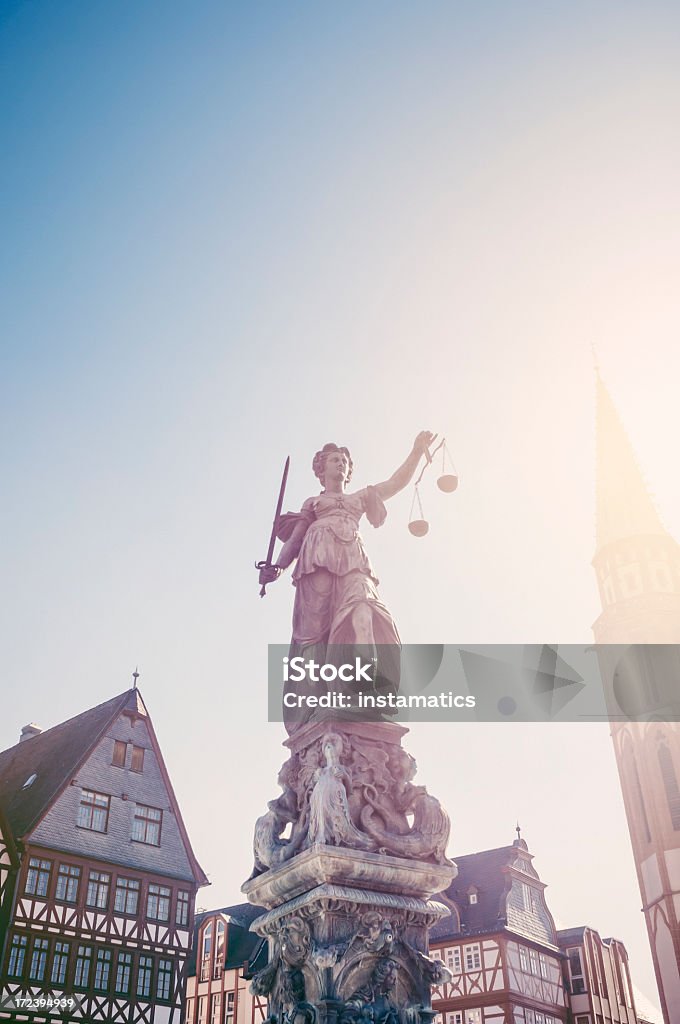 Justitia Fontanna w Frankfurt nad Menem - Zbiór zdjęć royalty-free (Frankfurt nad Menem)