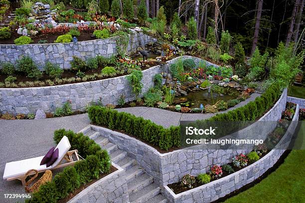 Gestalteten Garten Stützmauer Stockfoto und mehr Bilder von Stützmauer - Stützmauer, Hausgarten, Stein - Fels