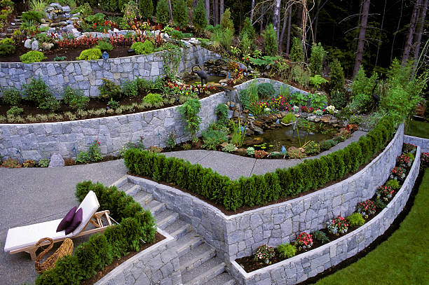 아름다운 정원 옹벽 - landscaped retaining wall stone flower bed 뉴스 사진 이미지