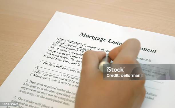 Foto de Assinatura De Um Contrato De Empréstimo Hipotecário e mais fotos de stock de Documento de Financiamento