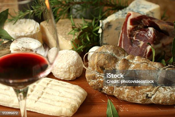 Włoski Produktów Wina Szynka Ser Salame - zdjęcia stockowe i więcej obrazów Bez ludzi - Bez ludzi, Bufet - posiłek, Camembert