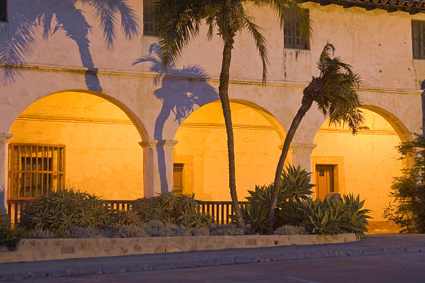 santa barbara ca: arches misji w nocy - mission santa barbara zdjęcia i obrazy z banku zdjęć