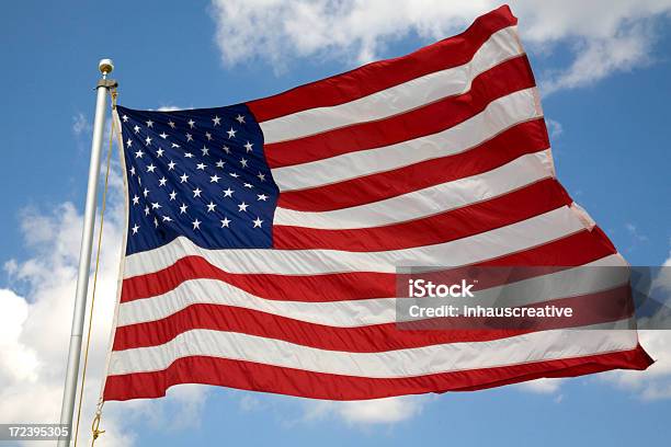 Американский Флаг Размахивающий Лапами In The Wind — стоковые фотографии и другие картинки Американская культура - Американская культура, Армия, Военное дело
