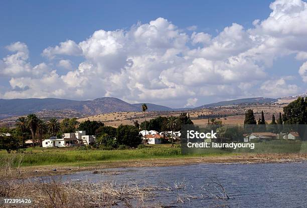 Foto de Casas No Mar Da Galileia Israel e mais fotos de stock de Azul - Azul, Beleza natural - Natureza, Capim Rabo-de-Gato