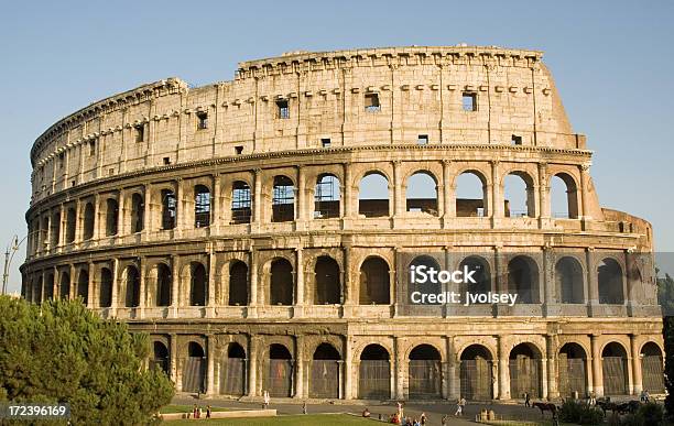 Foto de O Coliseu Em Roma e mais fotos de stock de Anfiteatro - Anfiteatro, Arcaico, Arco - Característica arquitetônica