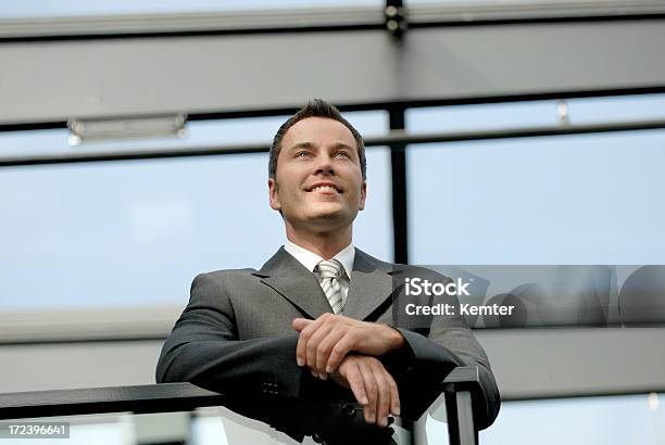 Geschäftsmann Lächeln Stockfoto und mehr Bilder von Anzug - Anzug, Architektur, Aussicht genießen