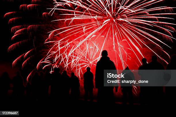 Feuerwerksilhouette Stockfoto und mehr Bilder von Menschengruppe - Menschengruppe, Feuerwerk, Knallkörper