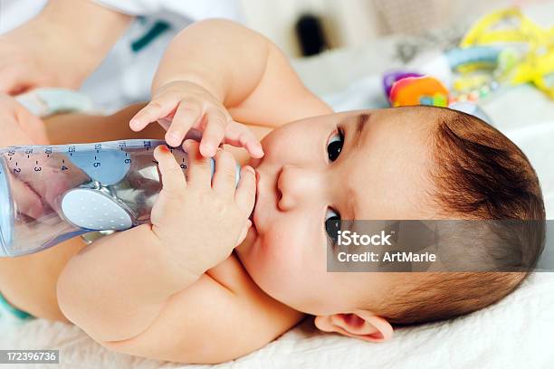 Dziecko Pije - zdjęcia stockowe i więcej obrazów 6 - 11 miesięcy - 6 - 11 miesięcy, Butelka, Butelka do karmienia