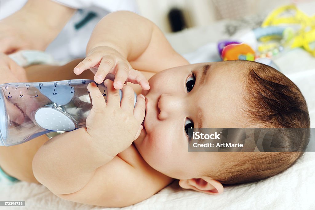 Bebê de Beber - Royalty-free 6-11 meses Foto de stock