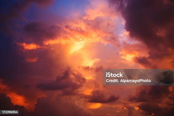 Antes Da Tempestade Tropical Ao Pôr Do Sol - Fotografias de stock e mais imagens de Acidente Natural - Acidente Natural, Colorido, Condições Meteorológicas