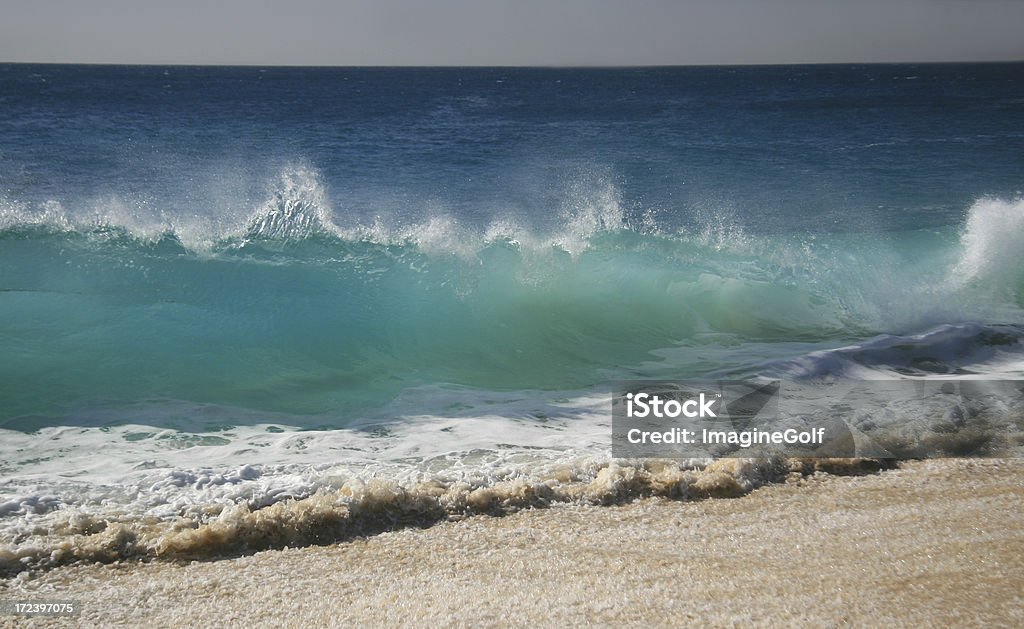 Bellissima grandi onde che si infrangono A riva. - Foto stock royalty-free di Acqua