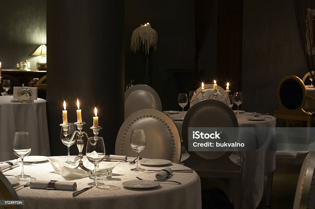 Entorno elegante mesa de comedor - Foto de stock de Castillo - Estructura de edificio libre de derechos