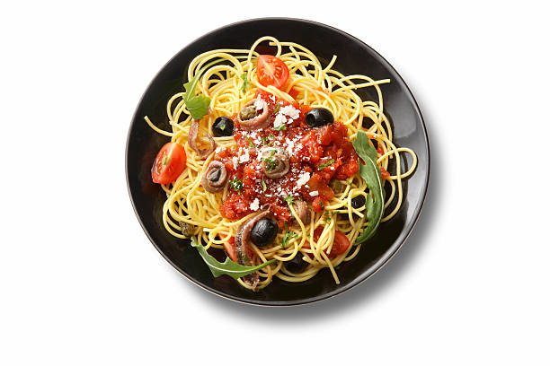 italian ingredientes: spaghetti putanesca - espagueti fotos fotografías e imágenes de stock