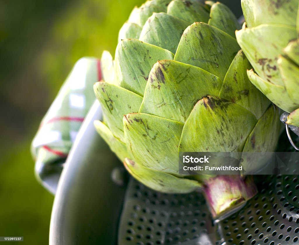 Artischocken Kochen Pfanne auf heißem, frische Speisen & Frühling grüne Gemüse - Lizenzfrei Artischocke Stock-Foto