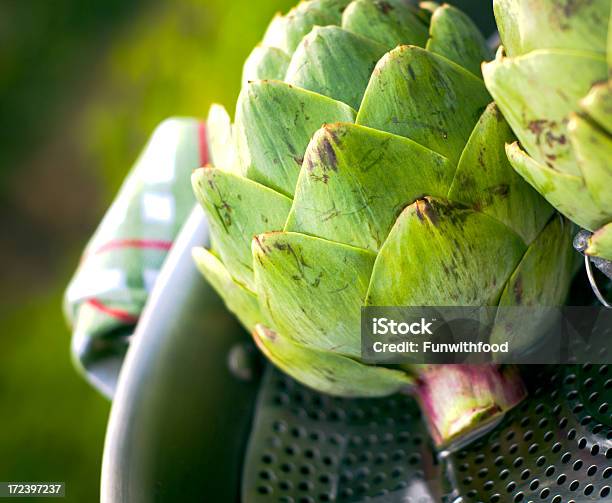 Artischocken Kochen Pfanne Auf Heißem Frische Speisen Frühling Grüne Gemüse Stockfoto und mehr Bilder von Artischocke