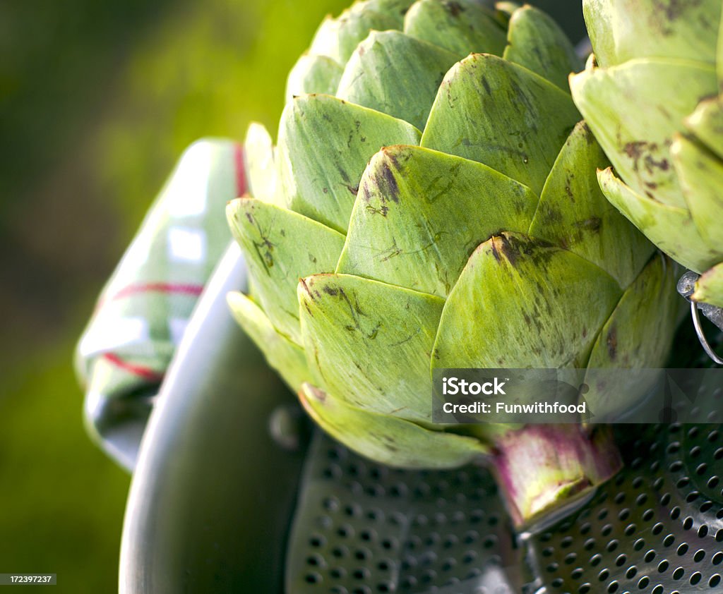 Carciofi cucina a vapore Pan, piatti freschi di verdure verde primaverile & - Foto stock royalty-free di Acciaio inossidabile