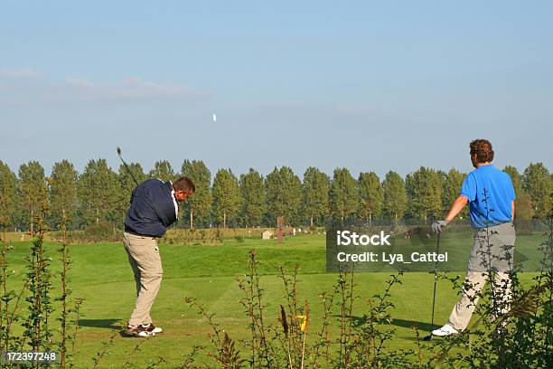 Photo libre de droit de Les Joueurs De Golf Avec Volant Ballon banque d'images et plus d'images libres de droit de Parcours de golf - Parcours de golf, Adulte, Balle de golf