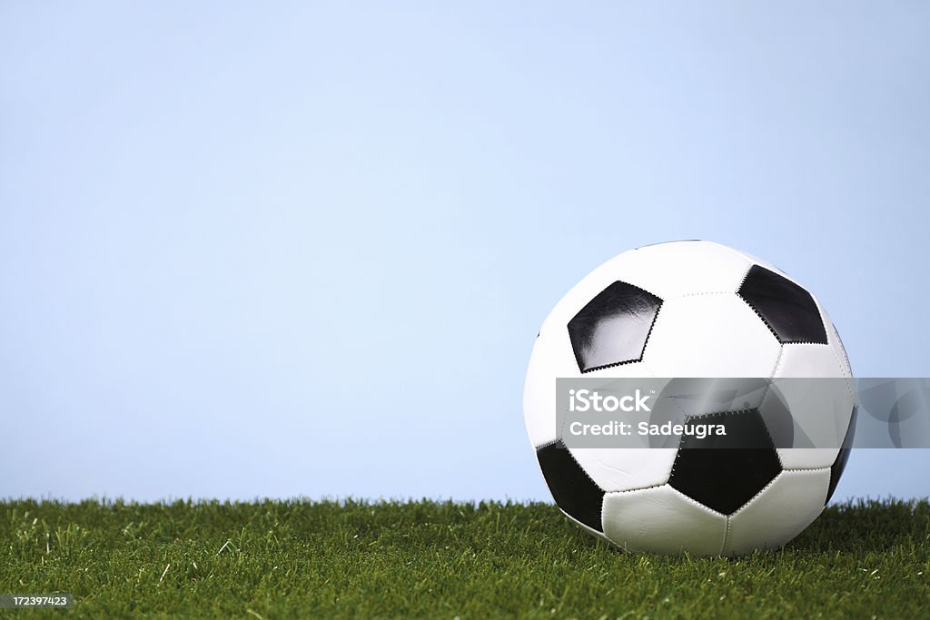 Pallone da calcio in erba - Foto stock royalty-free di Ambientazione esterna