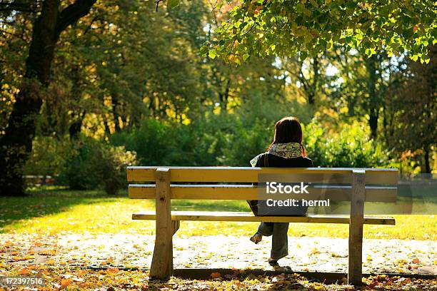 Parque Outono Paisagem Com Menina Sentada Em Monoterapia - Fotografias de stock e mais imagens de Abstrato