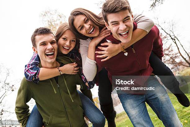 Felice Gruppo Di Amici Adolescenti Avendo Divertimento - Fotografie stock e altre immagini di Abbigliamento casual