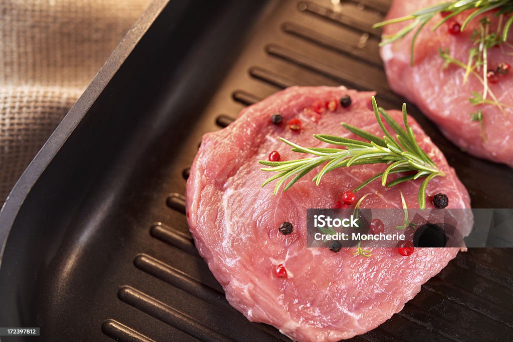 Bife de carne crua fresca e filés - Foto de stock de Agrião-da-terra royalty-free