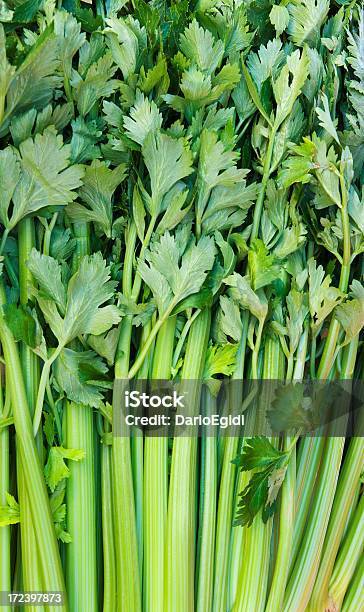 Cibo Verdure Sedano - Fotografie stock e altre immagini di Bancone - Attrezzatura per vendita al dettaglio - Bancone - Attrezzatura per vendita al dettaglio, Cibo, Composizione verticale