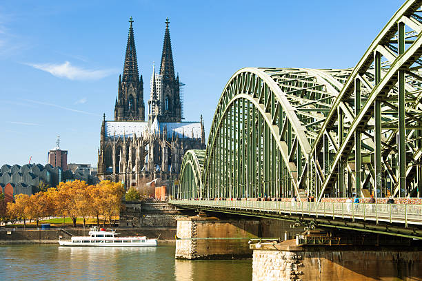 catedral de colónia e brigde hohenzollern - catedral de colónia imagens e fotografias de stock