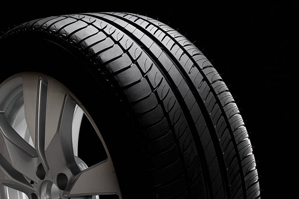 alto rendimiento de neumáticos de verano. - tire car wheel macro fotografías e imágenes de stock