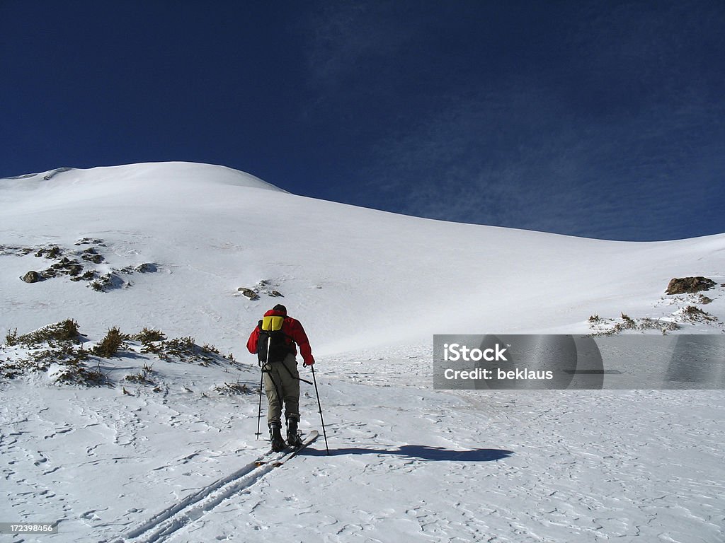 Esquiador climbing un pico. - Foto de stock de Actividades recreativas libre de derechos