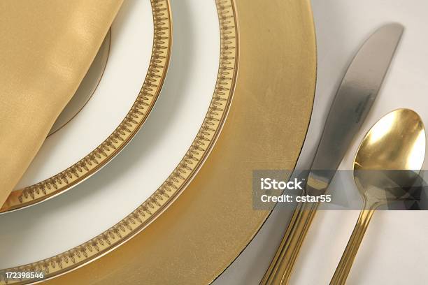Gold Und Weiß Gedeck 1 Stockfoto und mehr Bilder von Arrangieren - Arrangieren, Bild-Ambiente, Eleganz