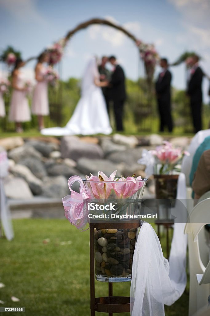 Allée cérémonie de mariage en plein air avec décoration de fleurs - Photo de La Mariée libre de droits