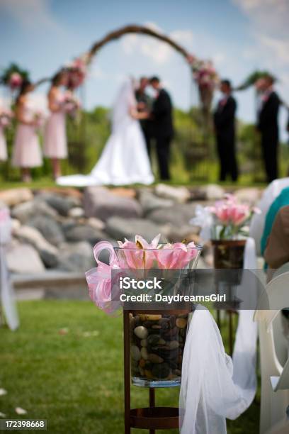 Photo libre de droit de Allée Cérémonie De Mariage En Plein Air Avec Décoration De Fleurs banque d'images et plus d'images libres de droit de La Mariée