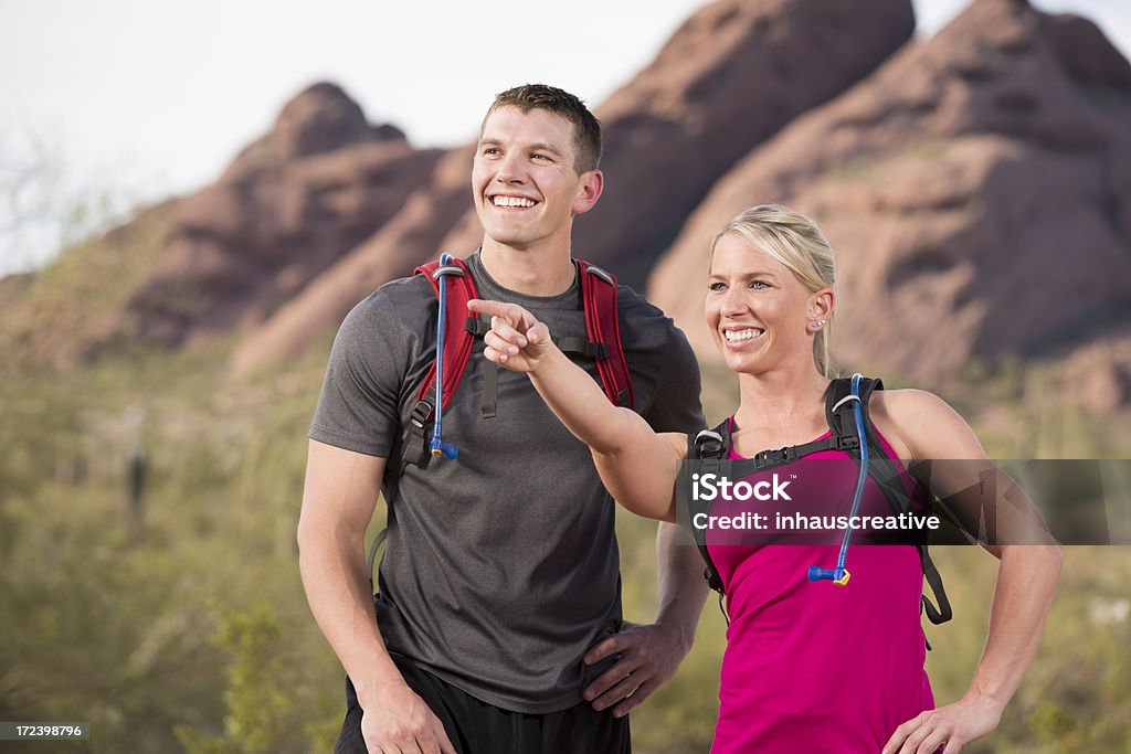 Paar Wandern in der Wüste - Lizenzfrei Rucksack Stock-Foto