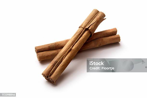 Ervas Aromáticas Secas E Especiarias Canela - Fotografias de stock e mais imagens de Canela - Canela, Fundo Branco, Castanho