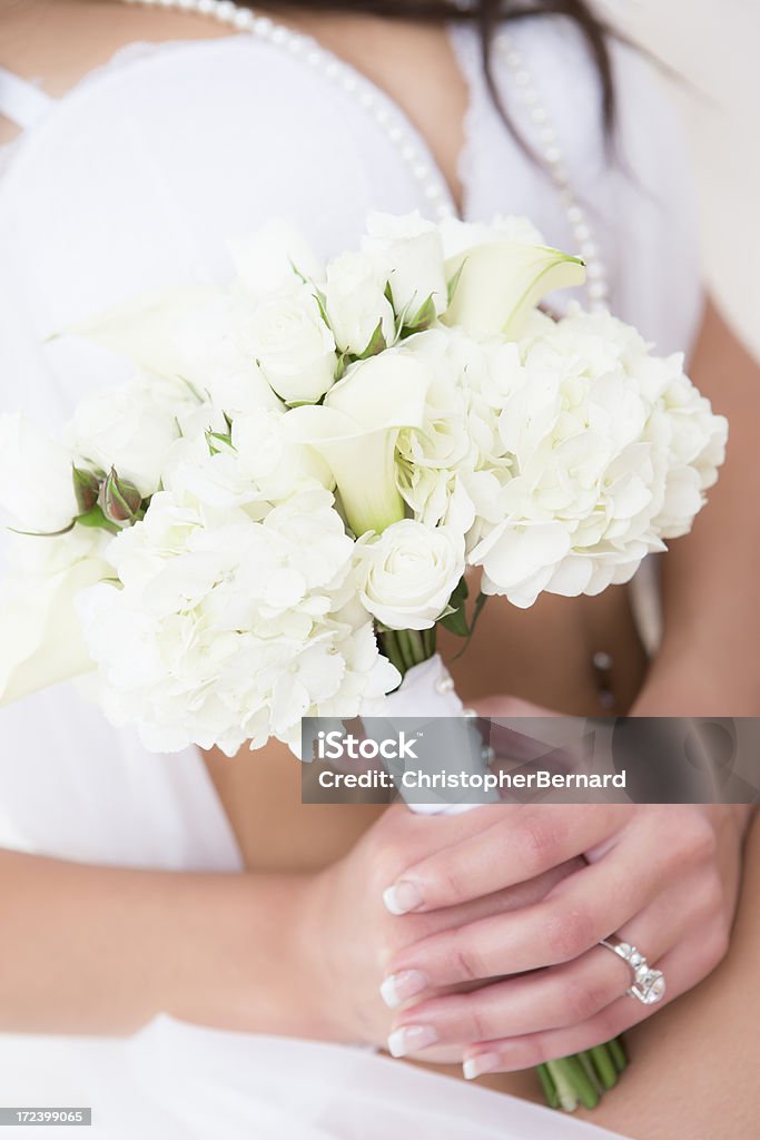 Novia en lencería holding bouquet - Foto de stock de 18-19 años libre de derechos