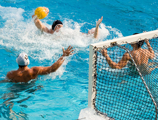 water polo-aktion - wasserball stock-fotos und bilder