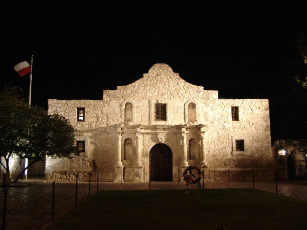 istock Alamo in San Antonio Texas at nite 172399143