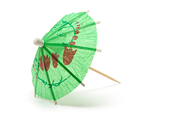 ombrellino da cocktail verde - drink umbrella umbrella cocktail parasol foto e immagini stock