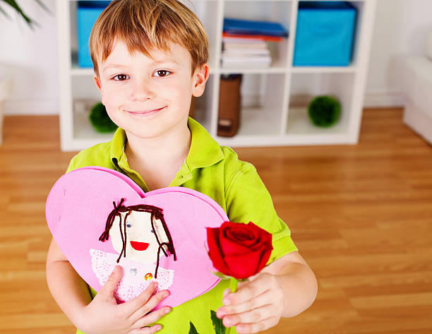 mały chłopiec trzyma karta i rose dla mamy - child craft flower single flower zdjęcia i obrazy z banku zdjęć