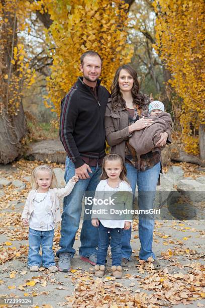 Retrato De Familia De Cinco Al Aire Libre Foto de stock y más banco de imágenes de 2-5 meses - 2-5 meses, 20 a 29 años, 30-39 años