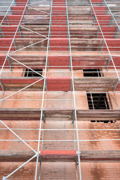 scaffolding at historic brick wall building currently under redevelopment - couplers imagens e fotografias de stock