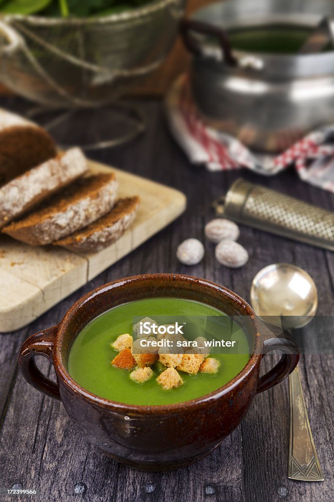 Vert soupe dans un bol sur une table rustique - Photo de Aliment libre de droits